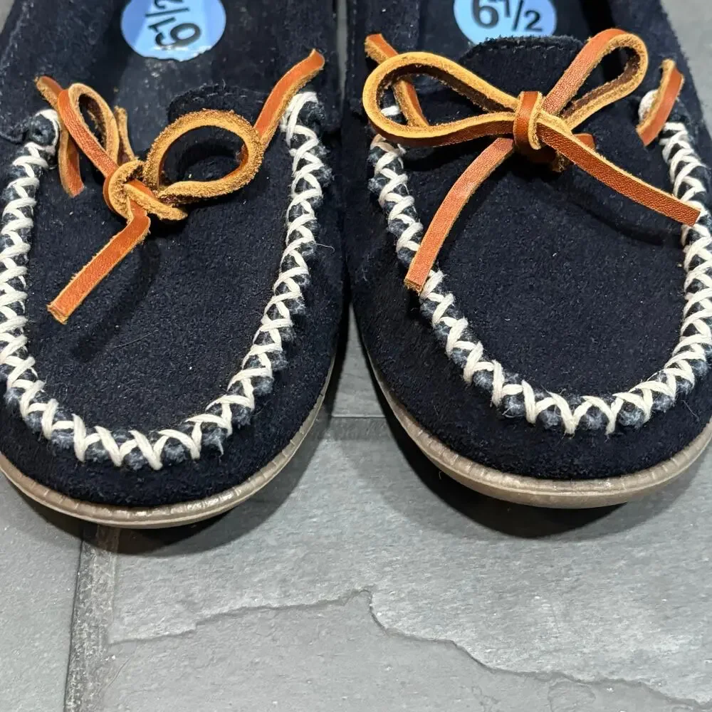 Minnetonka Navy Suede Moccasin Loafer - size 6.5